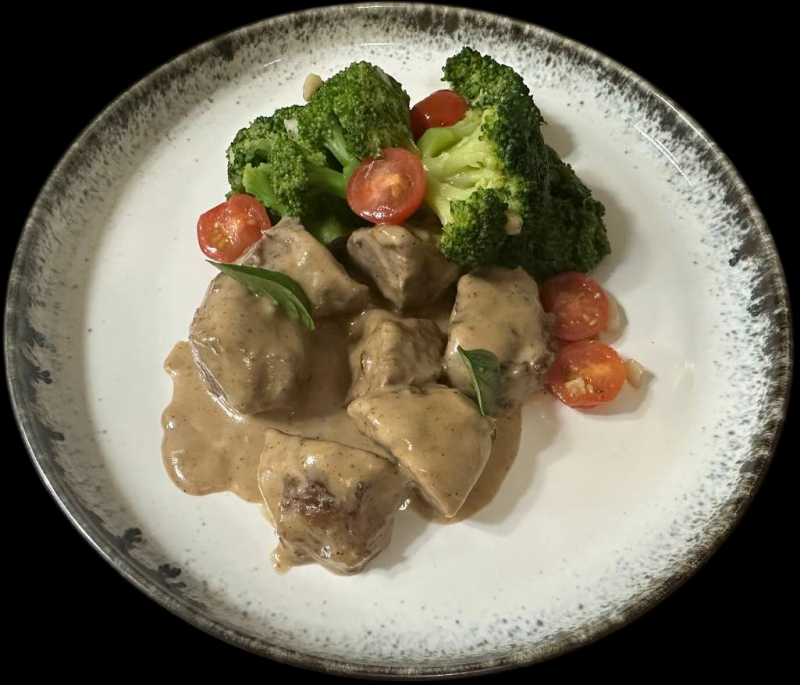 Свиные щечки с брокколи