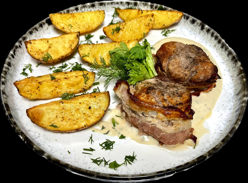 Свиные медальоны в беконе с картофелем