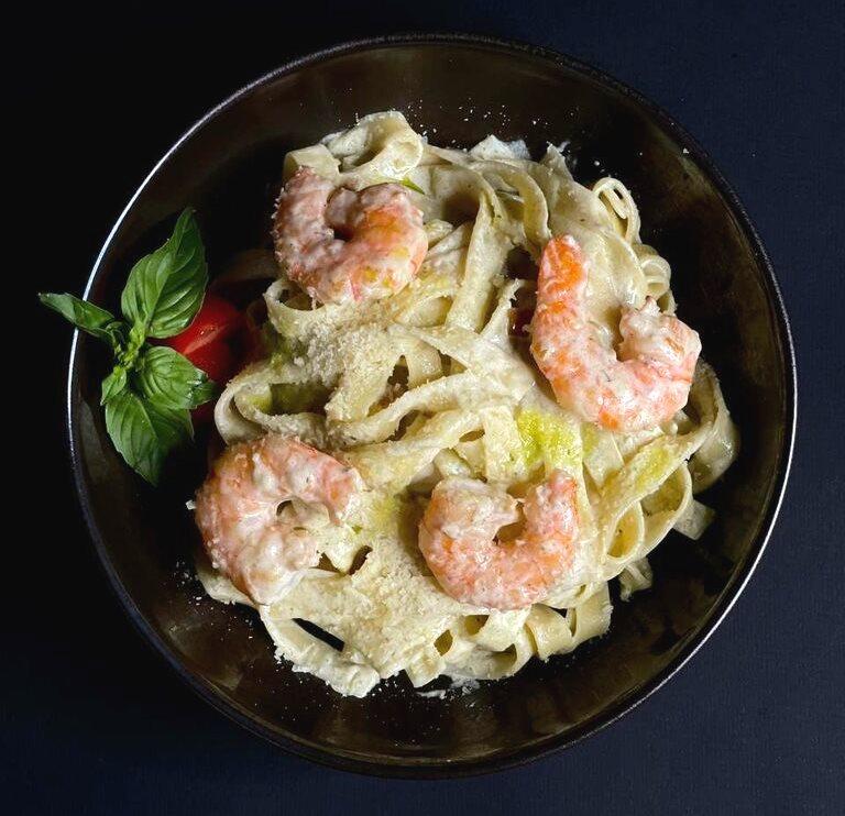 Паста с креветками и овощами
